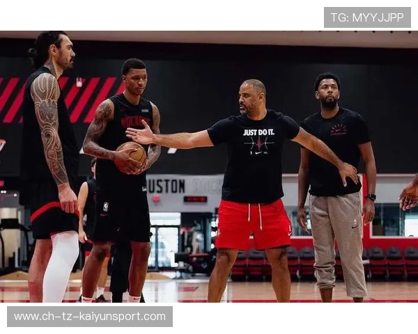 火箭全员状态在线，球队士气空前高涨，火箭全员合照